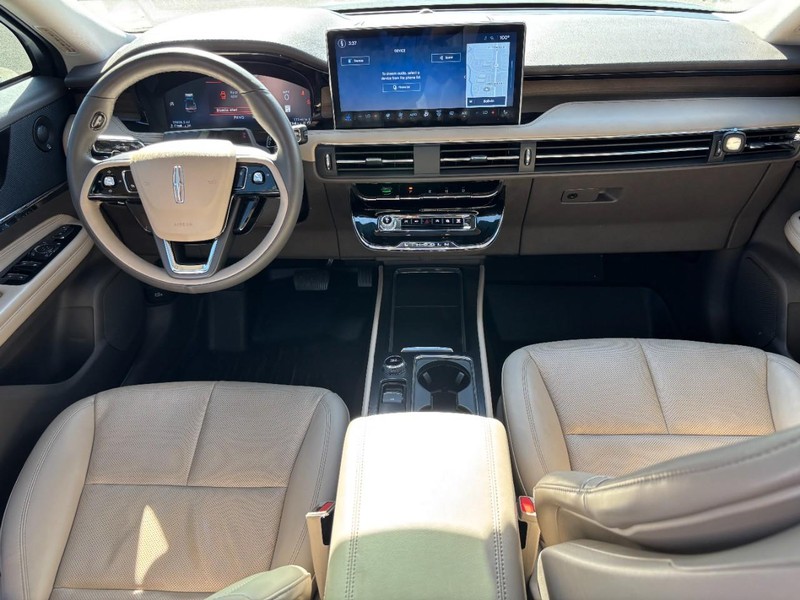 Lincoln Corsair Vehicle Full-screen Gallery Image 12