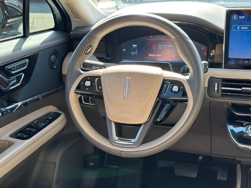 Lincoln Corsair Vehicle Full-screen Gallery Image 13