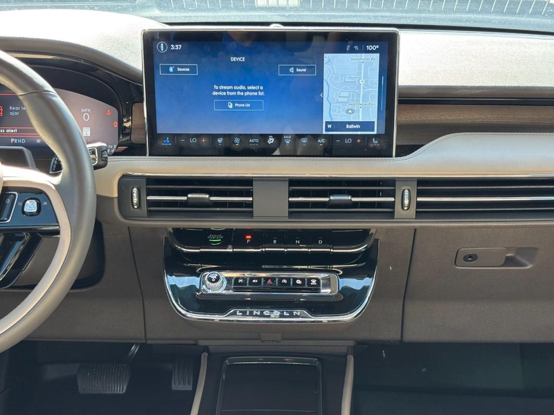 Lincoln Corsair Vehicle Full-screen Gallery Image 14