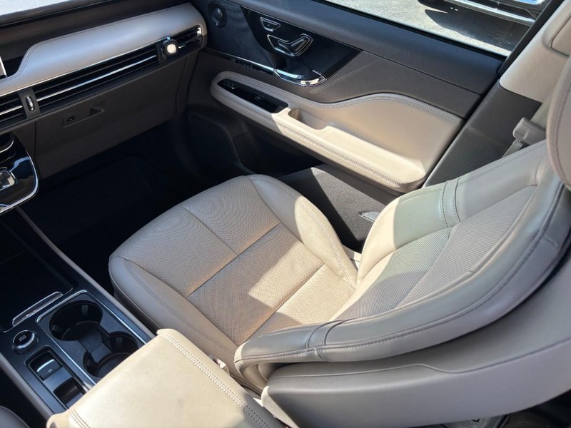 Lincoln Corsair Vehicle Full-screen Gallery Image 15