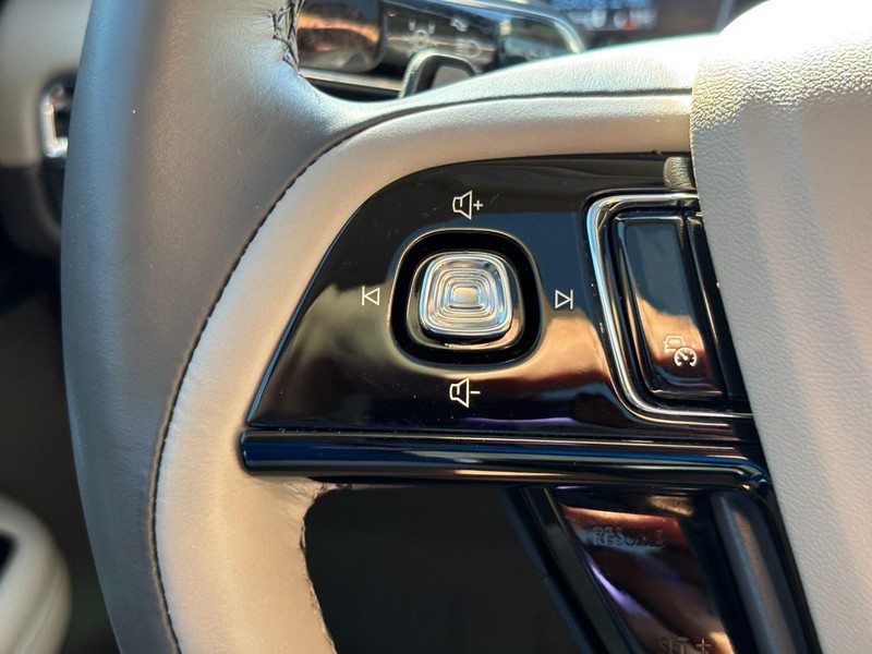 Lincoln Corsair Vehicle Full-screen Gallery Image 18