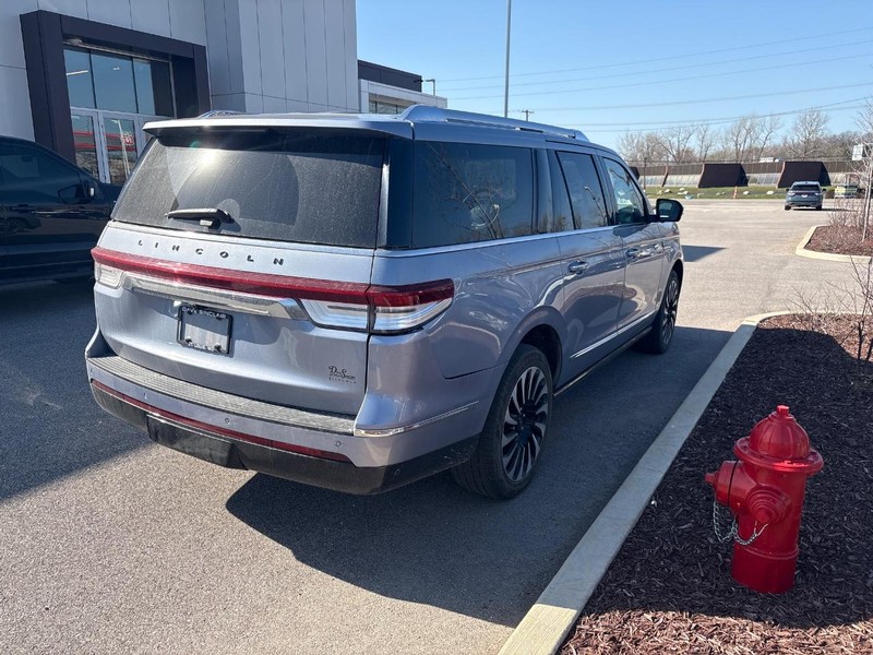 Lincoln Navigator L Vehicle Full-screen Gallery Image 03