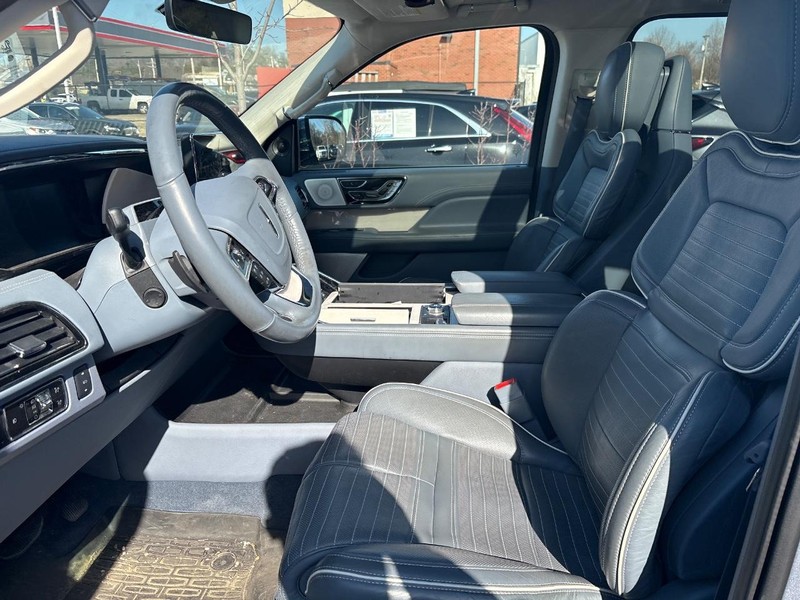 Lincoln Navigator L Vehicle Full-screen Gallery Image 05