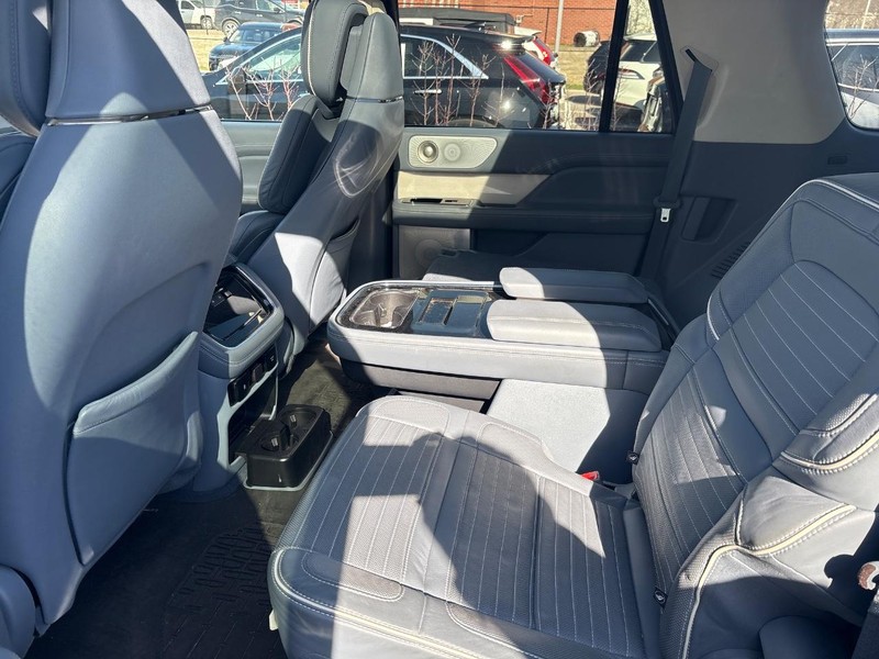 Lincoln Navigator L Vehicle Full-screen Gallery Image 06
