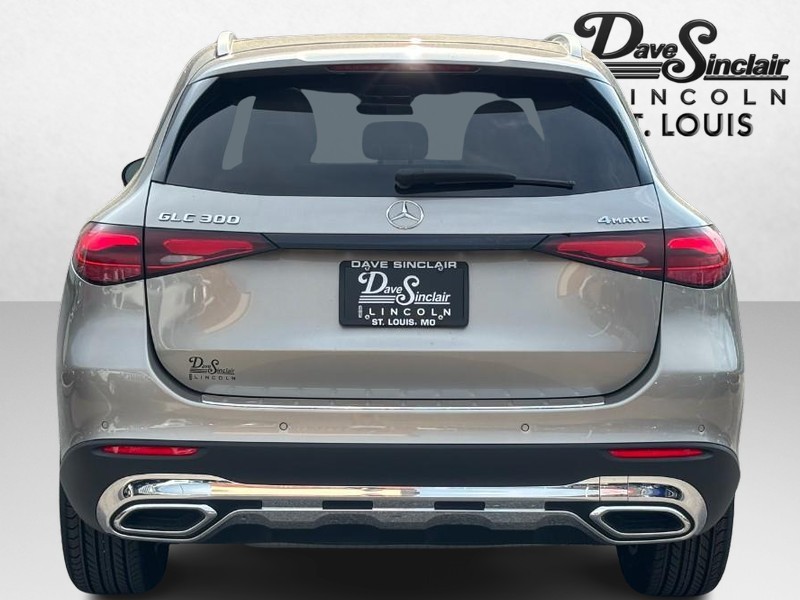 Mercedes-Benz GLC Vehicle Full-screen Gallery Image 04