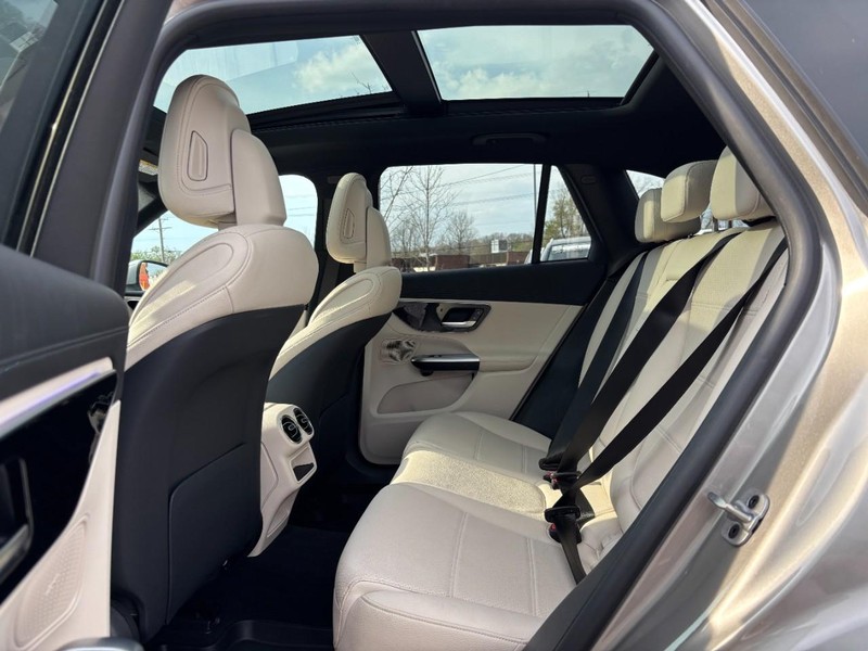 Mercedes-Benz GLC Vehicle Full-screen Gallery Image 11