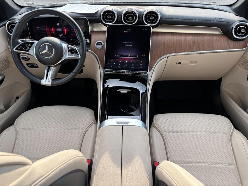 Mercedes-Benz GLC Vehicle Full-screen Gallery Image 12