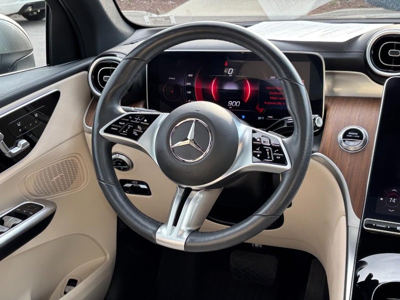 Mercedes-Benz GLC Vehicle Full-screen Gallery Image 13