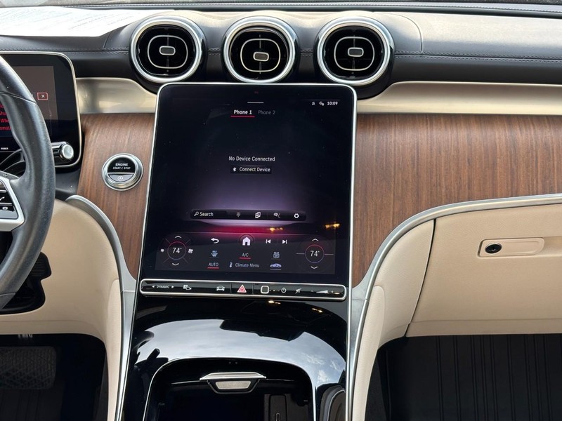 Mercedes-Benz GLC Vehicle Full-screen Gallery Image 14