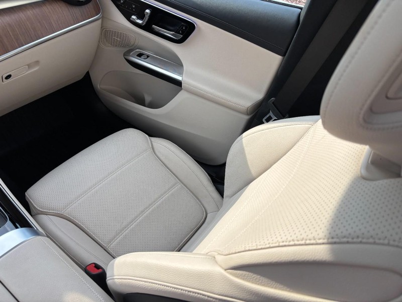 Mercedes-Benz GLC Vehicle Full-screen Gallery Image 15