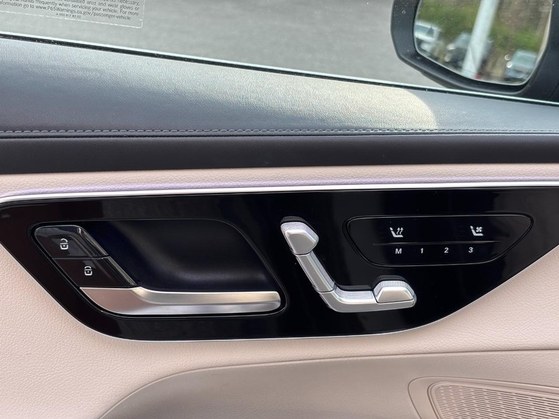 Mercedes-Benz GLC Vehicle Full-screen Gallery Image 16