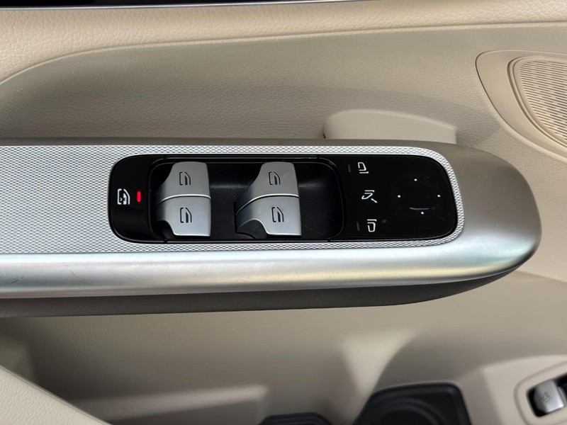 Mercedes-Benz GLC Vehicle Full-screen Gallery Image 17