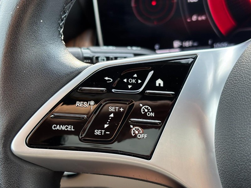 Mercedes-Benz GLC Vehicle Full-screen Gallery Image 18