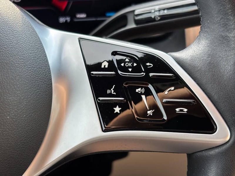 Mercedes-Benz GLC Vehicle Full-screen Gallery Image 19