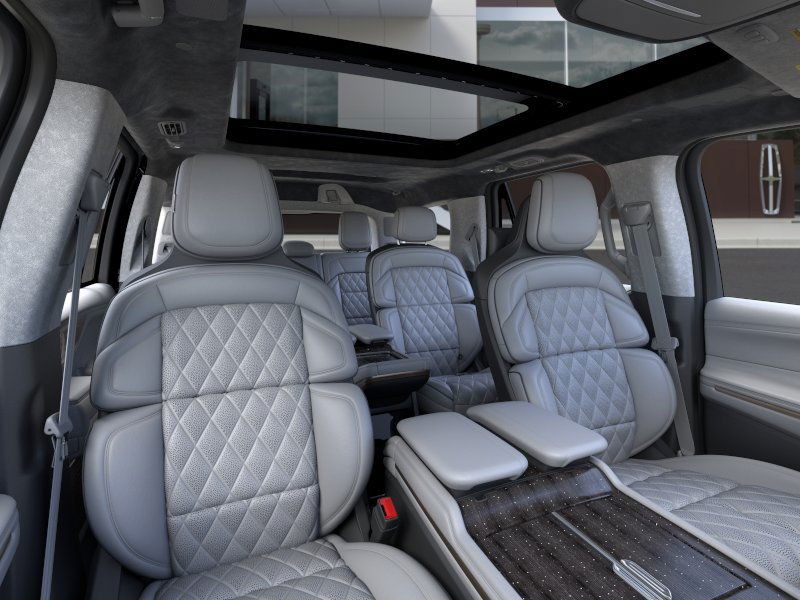 Lincoln Navigator Vehicle Full-screen Gallery Image 11