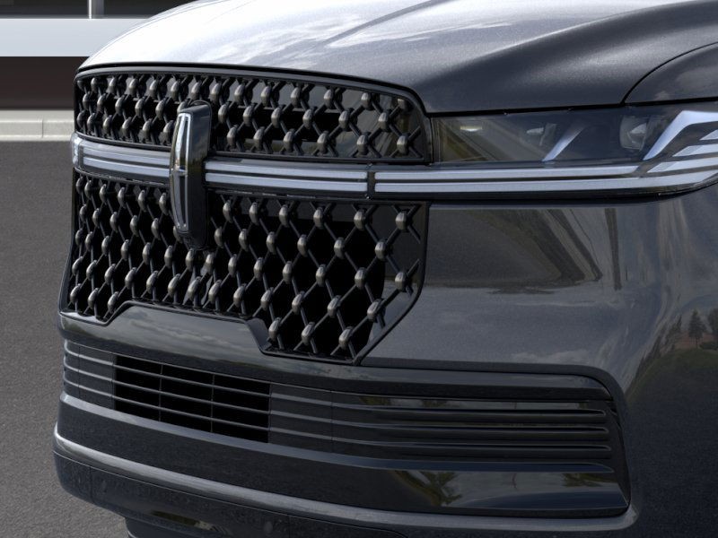 Lincoln Navigator Vehicle Full-screen Gallery Image 18