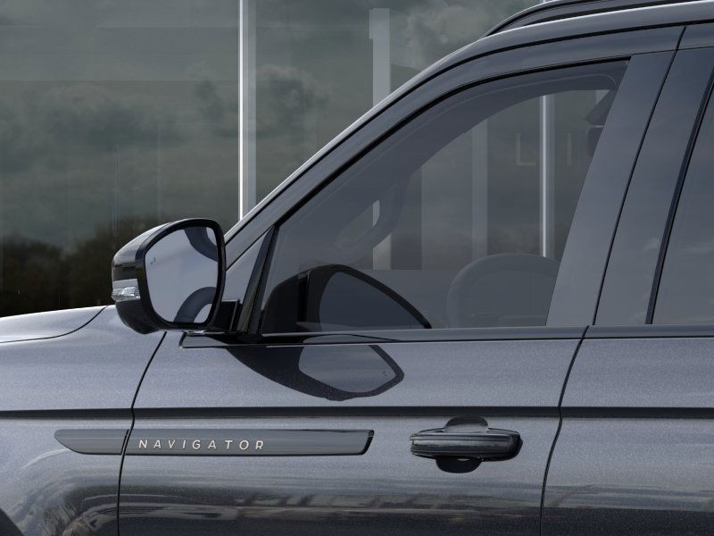 Lincoln Navigator Vehicle Full-screen Gallery Image 21