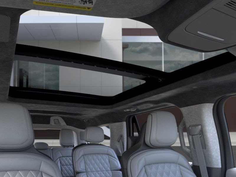 Lincoln Navigator Vehicle Full-screen Gallery Image 23