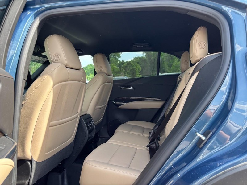 Cadillac XT4 Vehicle Full-screen Gallery Image 10