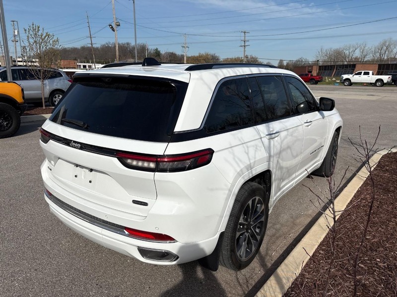 Jeep Grand Cherokee Vehicle Full-screen Gallery Image 03