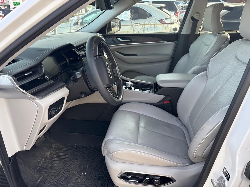 Jeep Grand Cherokee Vehicle Full-screen Gallery Image 05