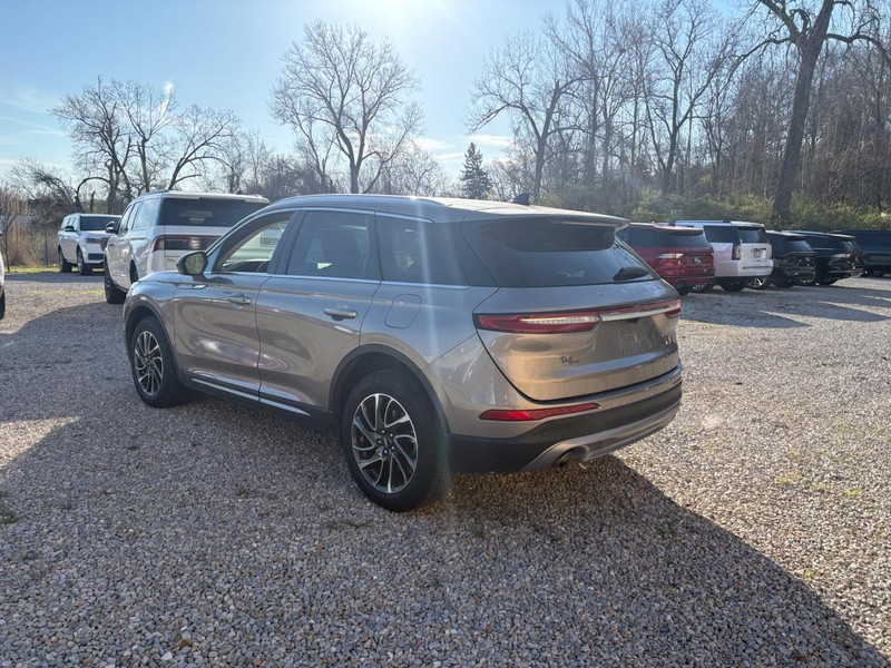 Lincoln Corsair Vehicle Full-screen Gallery Image 02