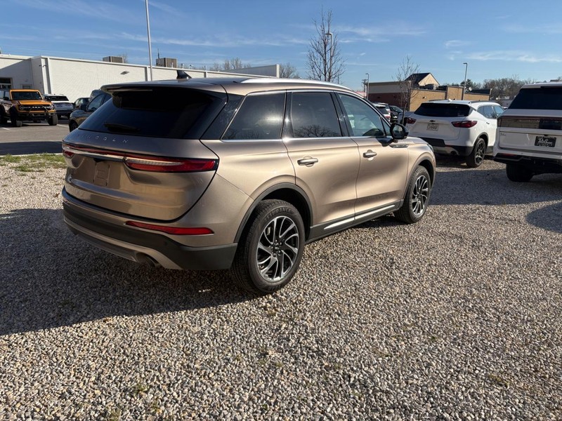 Lincoln Corsair Vehicle Full-screen Gallery Image 03