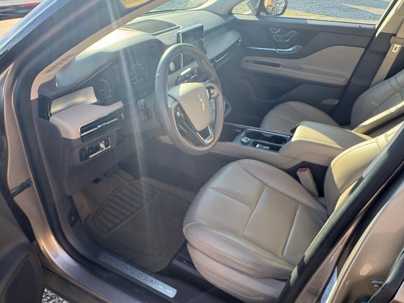 Lincoln Corsair Vehicle Full-screen Gallery Image 05