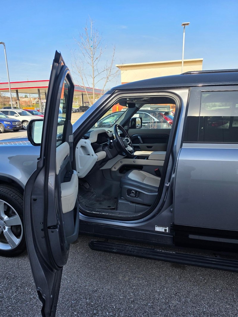 Land Rover Defender 130 Vehicle Full-screen Gallery Image 05