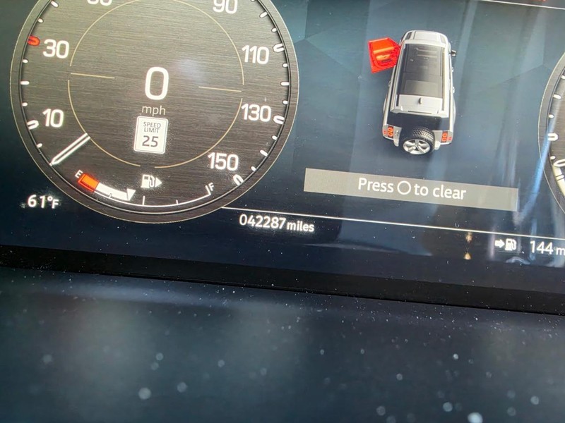 Land Rover Defender 130 Vehicle Full-screen Gallery Image 06