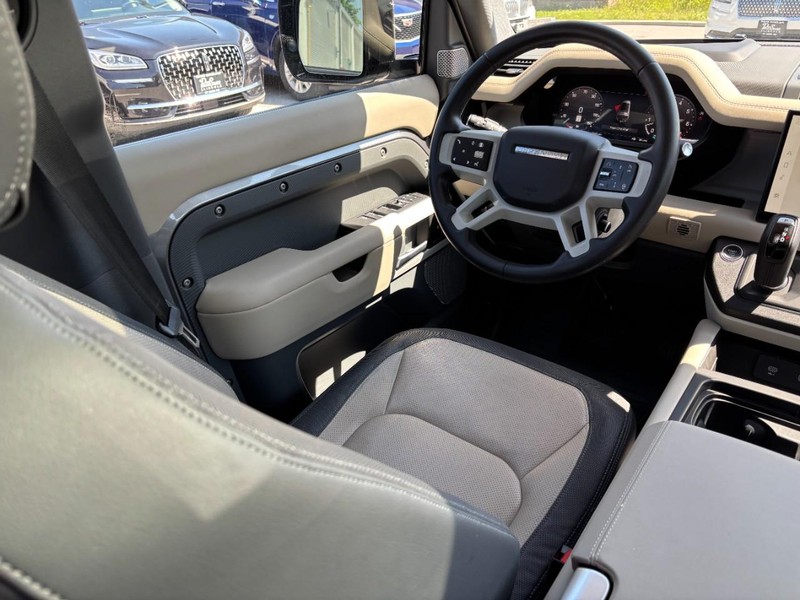 Land Rover Defender Vehicle Full-screen Gallery Image 14