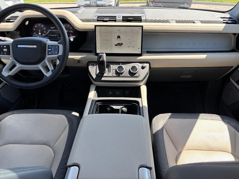 Land Rover Defender Vehicle Full-screen Gallery Image 15