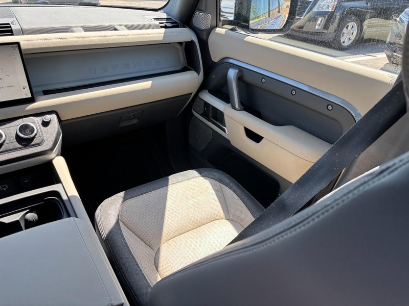 Land Rover Defender Vehicle Full-screen Gallery Image 16