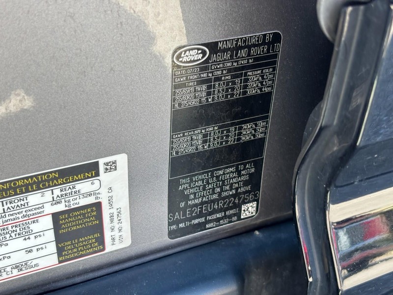 Land Rover Defender Vehicle Full-screen Gallery Image 17
