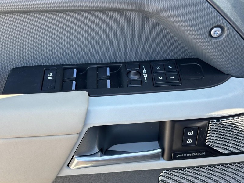 Land Rover Defender Vehicle Full-screen Gallery Image 19