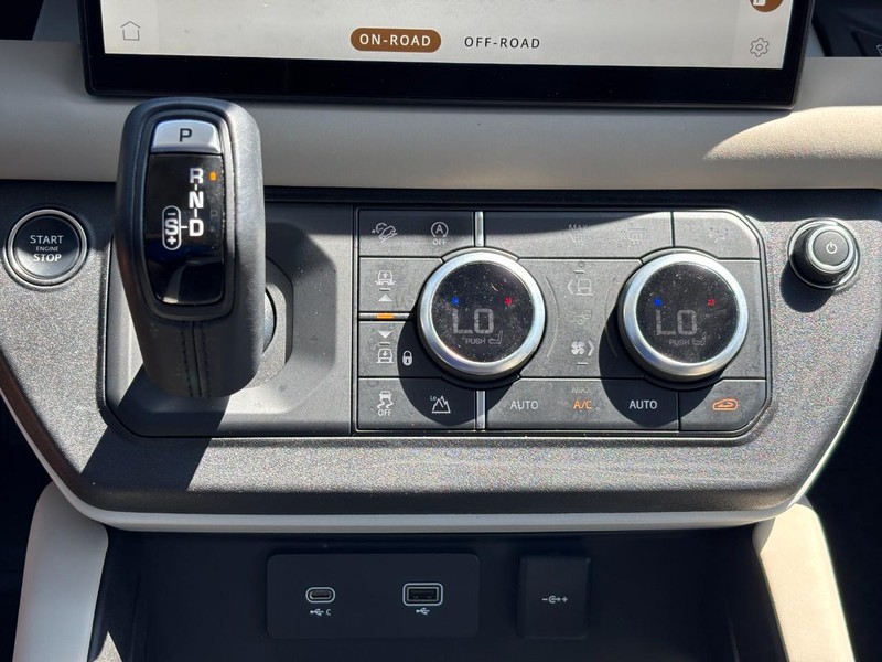 Land Rover Defender Vehicle Full-screen Gallery Image 27
