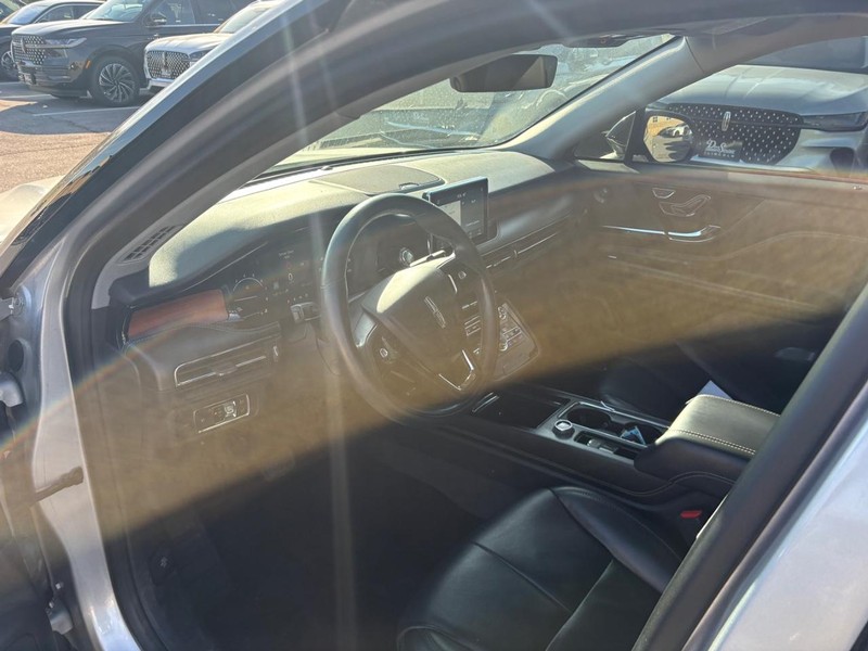 Lincoln Corsair Vehicle Full-screen Gallery Image 05