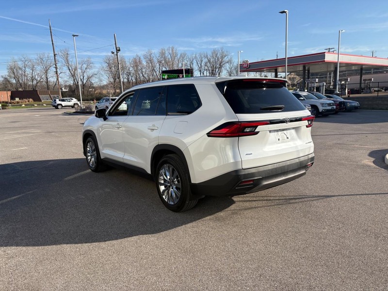 Toyota Grand Highlander Vehicle Full-screen Gallery Image 02