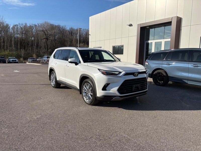 Toyota Grand Highlander Vehicle Full-screen Gallery Image 04