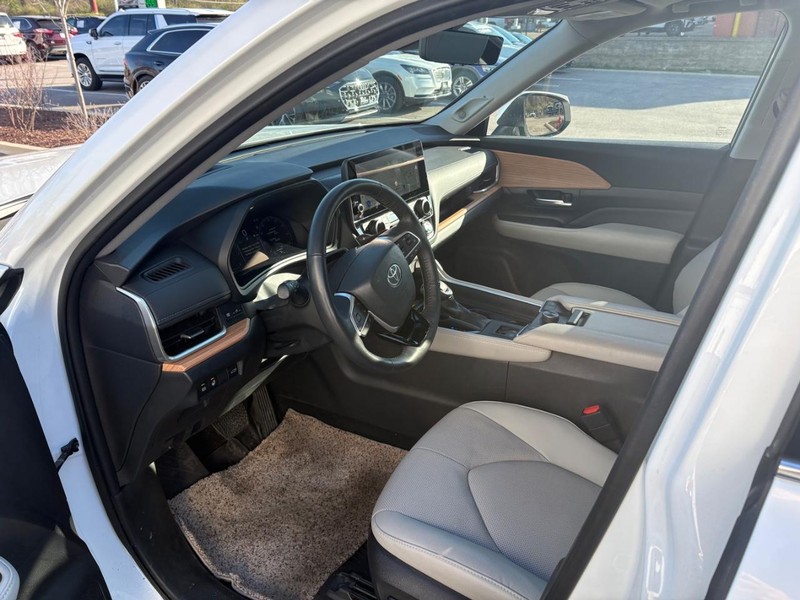 Toyota Grand Highlander Vehicle Full-screen Gallery Image 05