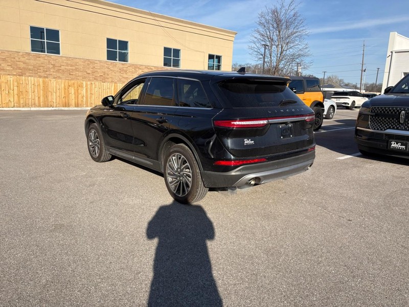 Lincoln Corsair Vehicle Full-screen Gallery Image 02