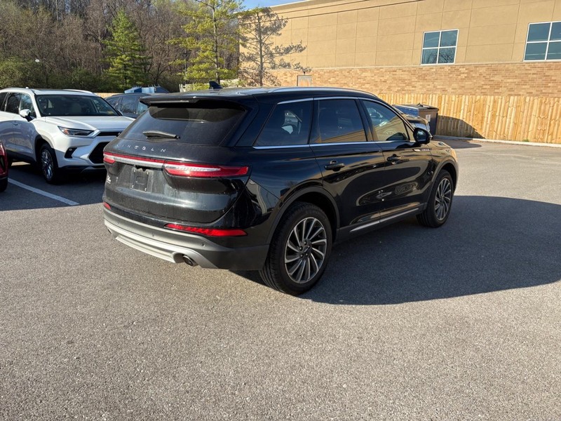 Lincoln Corsair Vehicle Full-screen Gallery Image 03