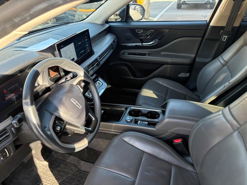 Lincoln Corsair Vehicle Full-screen Gallery Image 05