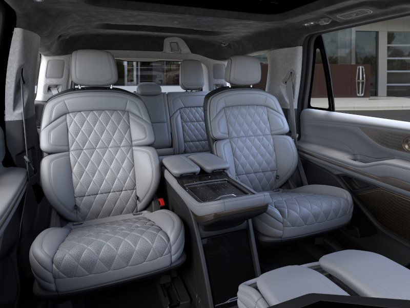 Lincoln Navigator Vehicle Full-screen Gallery Image 12