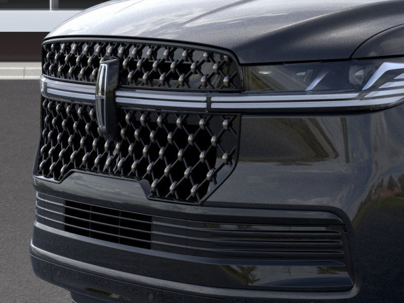 Lincoln Navigator Vehicle Full-screen Gallery Image 18