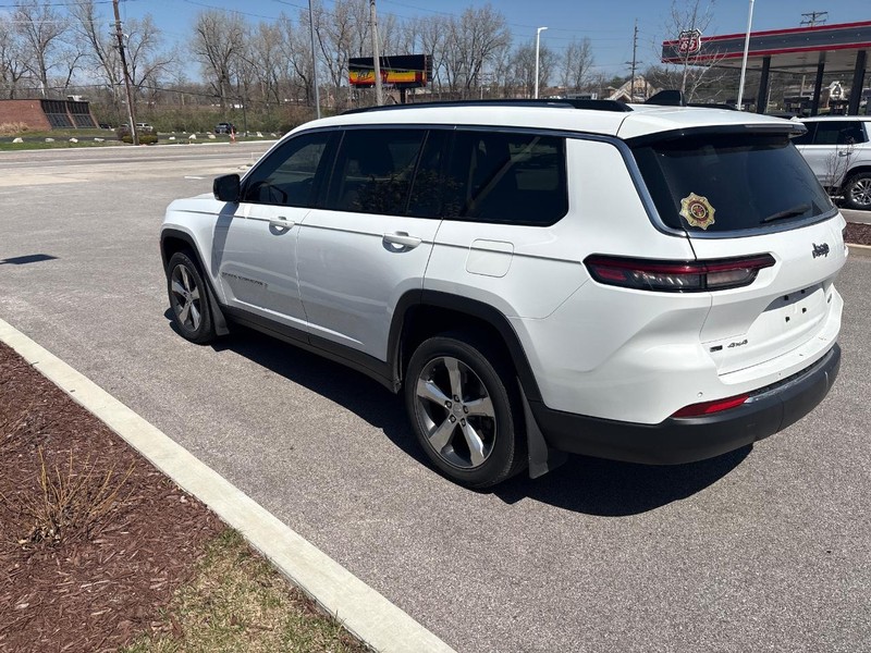 Jeep Grand Cherokee L Vehicle Full-screen Gallery Image 02