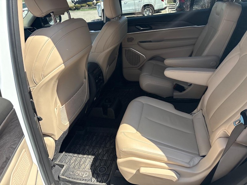 Jeep Grand Cherokee L Vehicle Full-screen Gallery Image 06