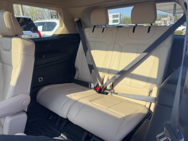 Jeep Grand Cherokee L Vehicle Full-screen Gallery Image 11
