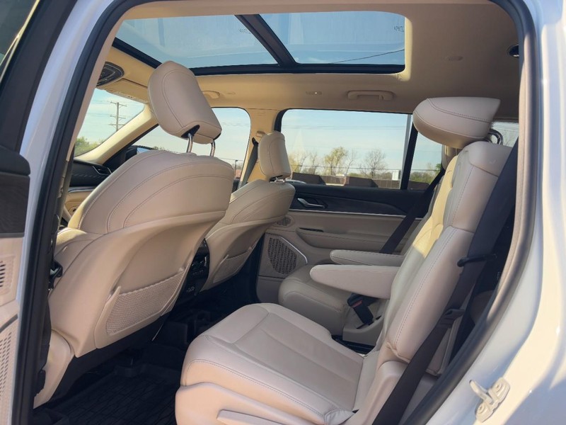 Jeep Grand Cherokee L Vehicle Full-screen Gallery Image 12