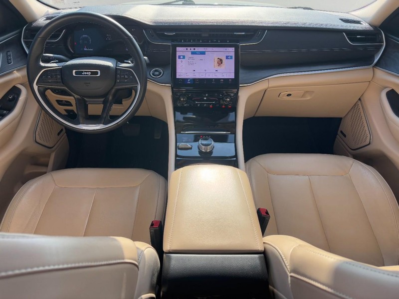 Jeep Grand Cherokee L Vehicle Full-screen Gallery Image 13